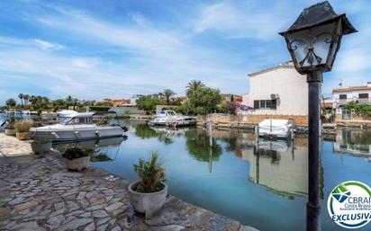 Vista exterior de Casa adosada en venda en Empuriabrava amb Aire condicionat, Jardí privat i Terrassa