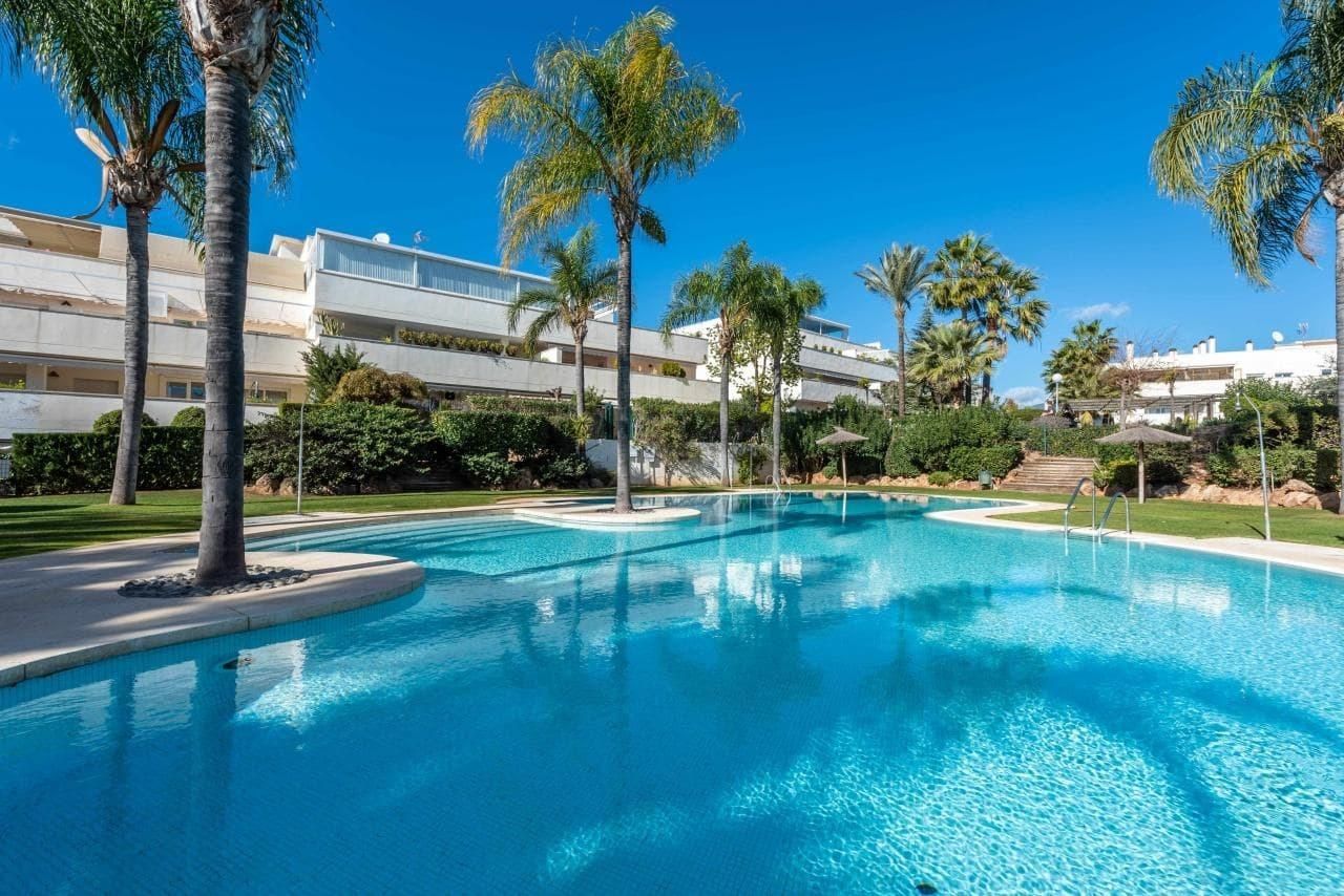 Swimming pool of Flat for sale in Marbella  with Air Conditioner, Heating and Terrace