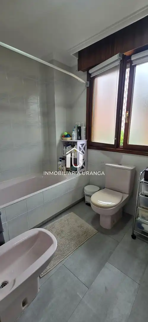 Bany de Casa o xalet en venda en Laredo amb Calefacció, Jardí privat i Terrassa