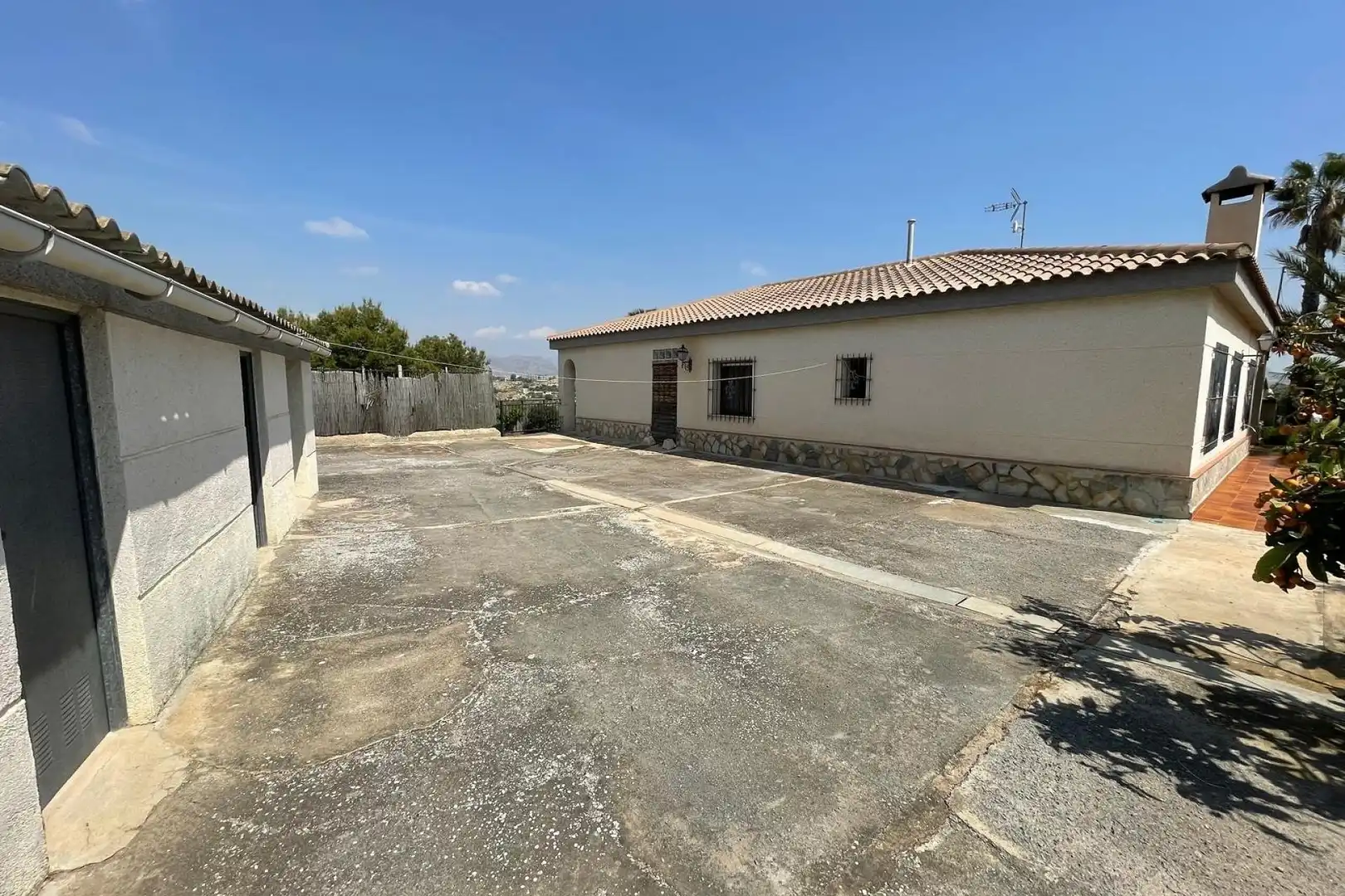 Vista exterior de Casa o xalet en venda en Elche / Elx amb Aire condicionat, Calefacció i Jardí privat