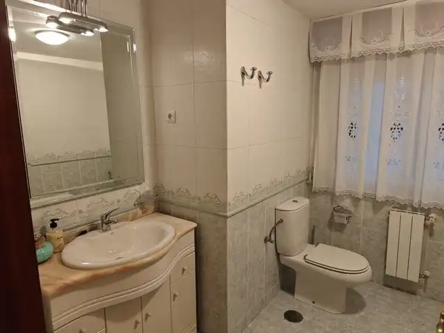 Badezimmer von Wohnung zur Miete in Ames mit Heizung, Möbliert und Ofen