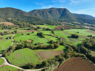 Casa rústica amb jardí en venda a Santa Pau