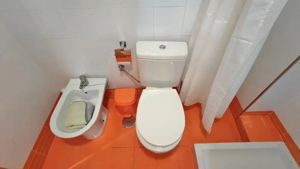 Bathroom of Flat for rent in Granada  with Air Conditioner, Heating and Furnished