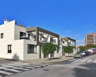 Vista exterior de Casa adosada en venda en Alicante / Alacant amb Aire condicionat, Terrassa i Piscina