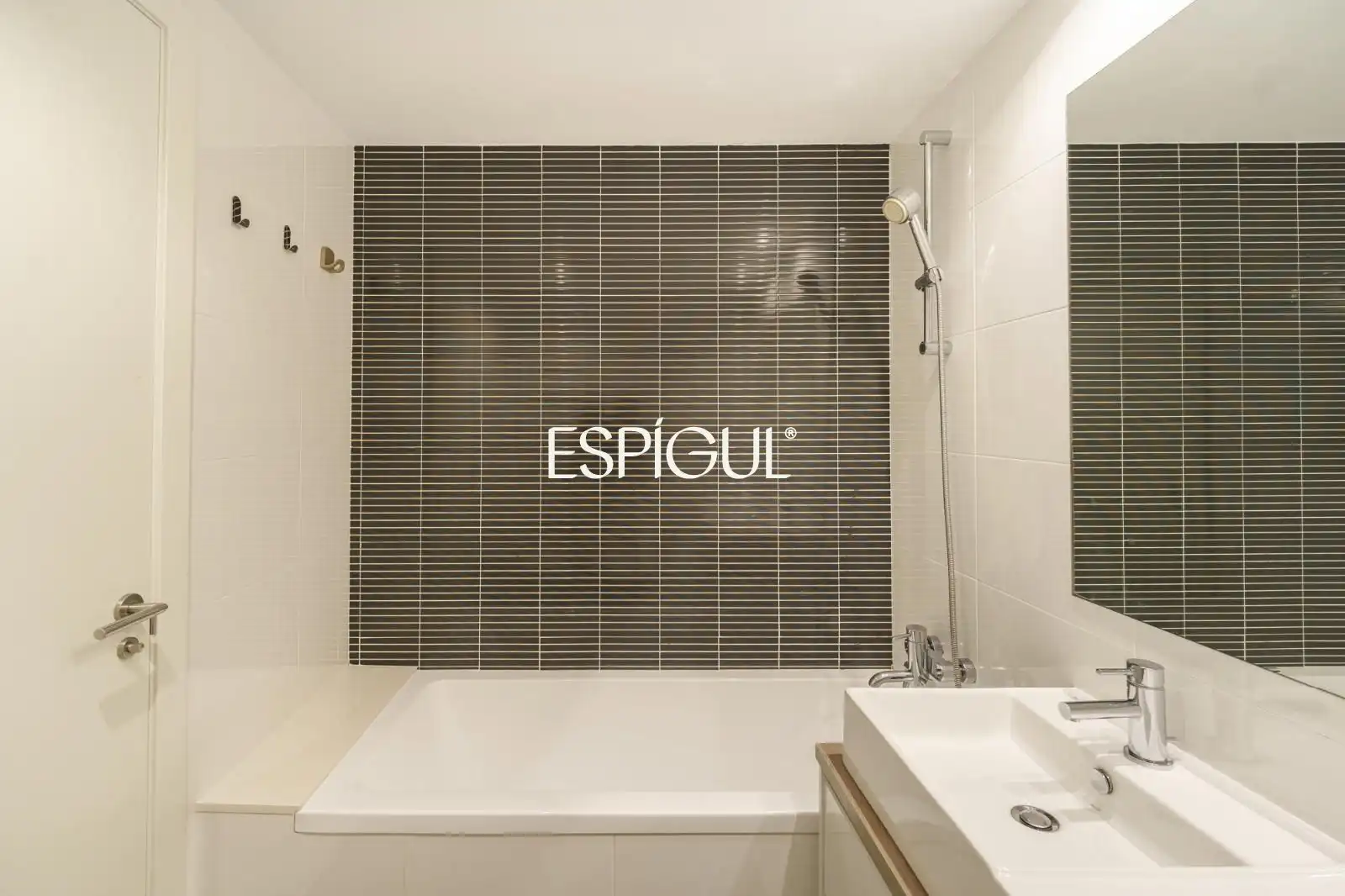 Bathroom of Flat for sale in Sant Cugat del Vallès  with Air Conditioner, Heating and Parquet flooring