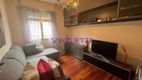 Sala d'estar de Pis en venda en Santurtzi  amb Parquet i Moblat