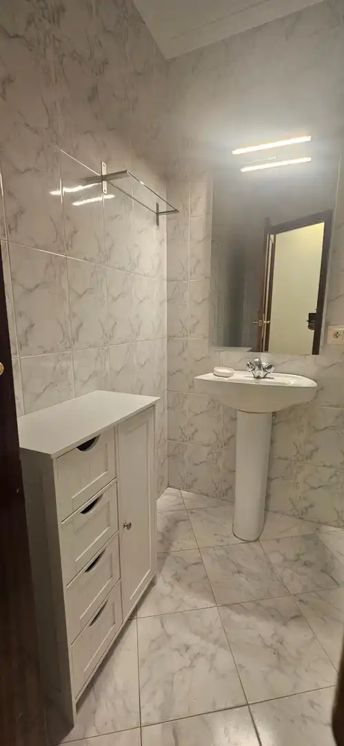 Badezimmer von Wohnung zur Miete in Dos Hermanas mit Klimaanlage, Terrasse und Möbliert