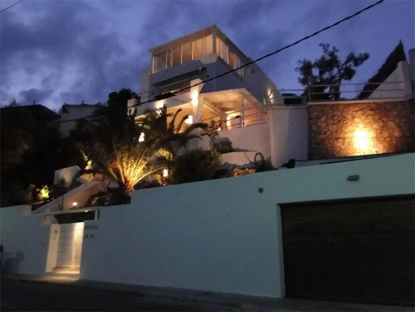 Vista exterior de Casa o xalet de lloguer en Sitges amb Aire condicionat, Jardí privat i Parquet