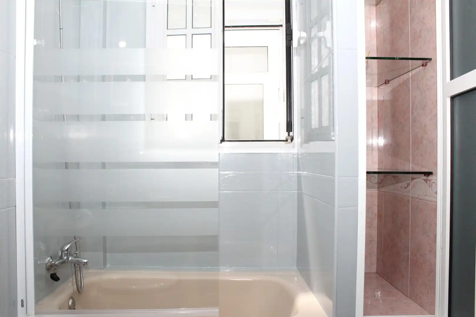 Baño de Piso de alquiler en Sevilla con Aire acondicionado, Terraza y Amueblado