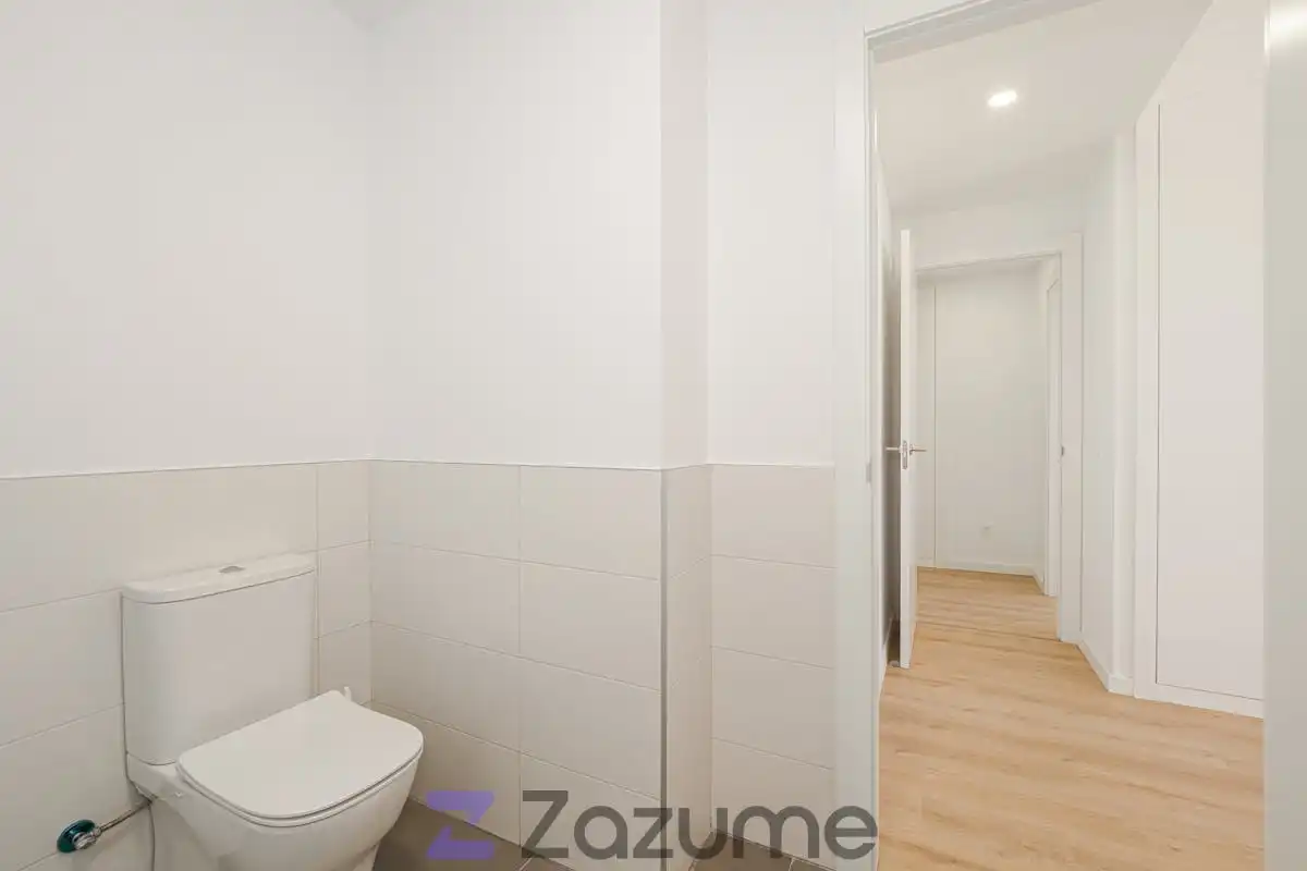 Badezimmer von Wohnung zur Miete in Dos Hermanas mit Klimaanlage, Heizung und Privatgarten