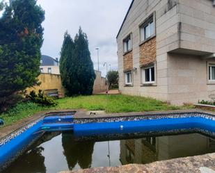 Piscina de Casa adosada en venda en Vigo  amb Calefacció, Jardí privat i Parquet