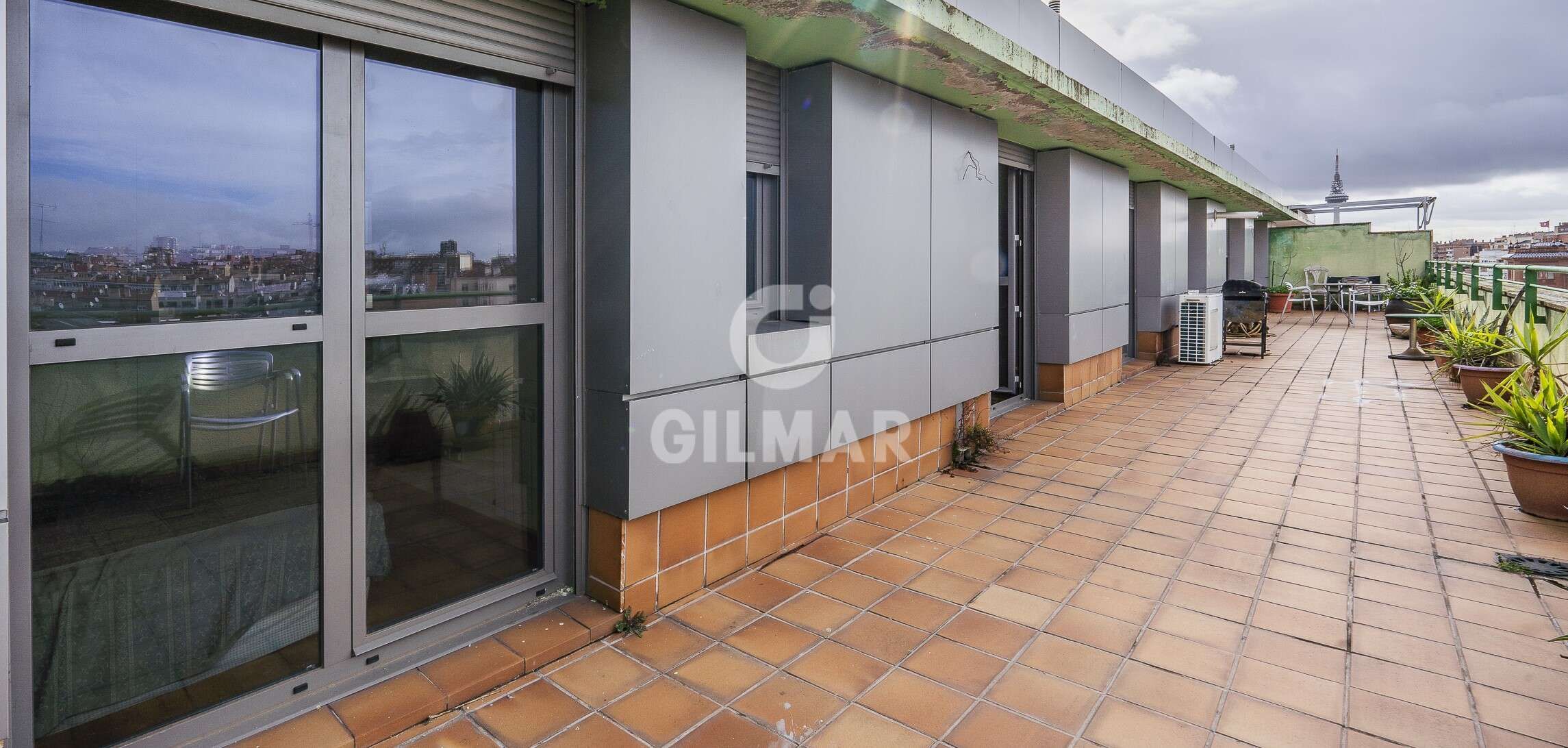 Vista exterior de Àtic en venda en  Madrid Capital amb Calefacció, Jardí privat i Traster