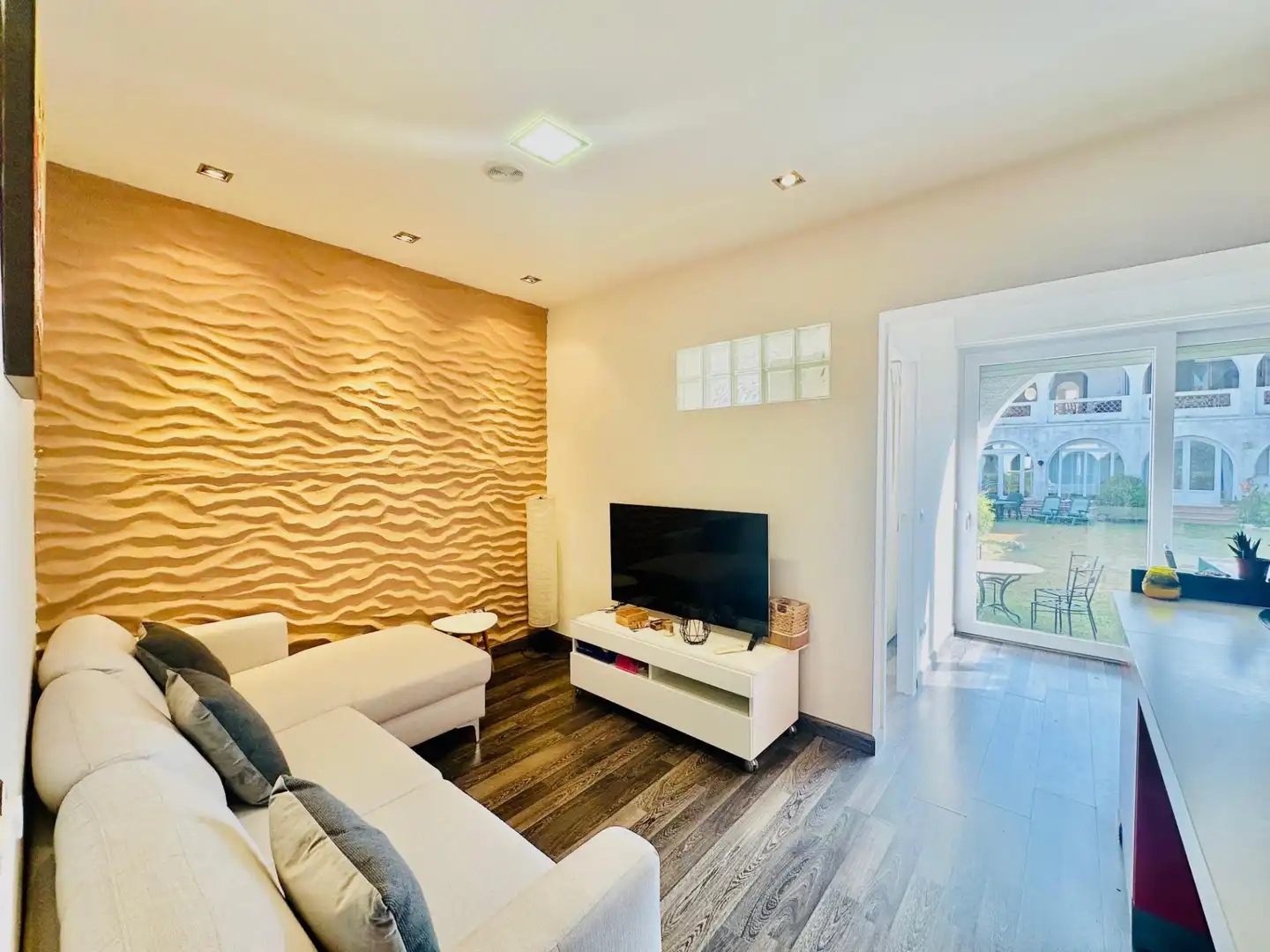 Sala d'estar de Apartament en venda en Empuriabrava amb Aire condicionat, Jardí privat i Moblat