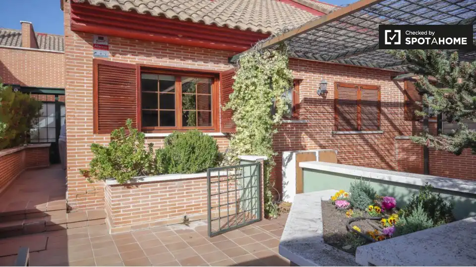 Jardín de Piso de alquiler en Las Rozas de Madrid con Aire acondicionado, Calefacción y Amueblado
