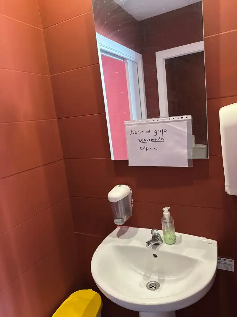 Baño de Local de alquiler en Gandia con Terraza y Alarma