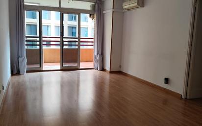 Living room of Flat for sale in L'Hospitalet de Llobregat  with Air Conditioner, Parquet flooring and Terrace