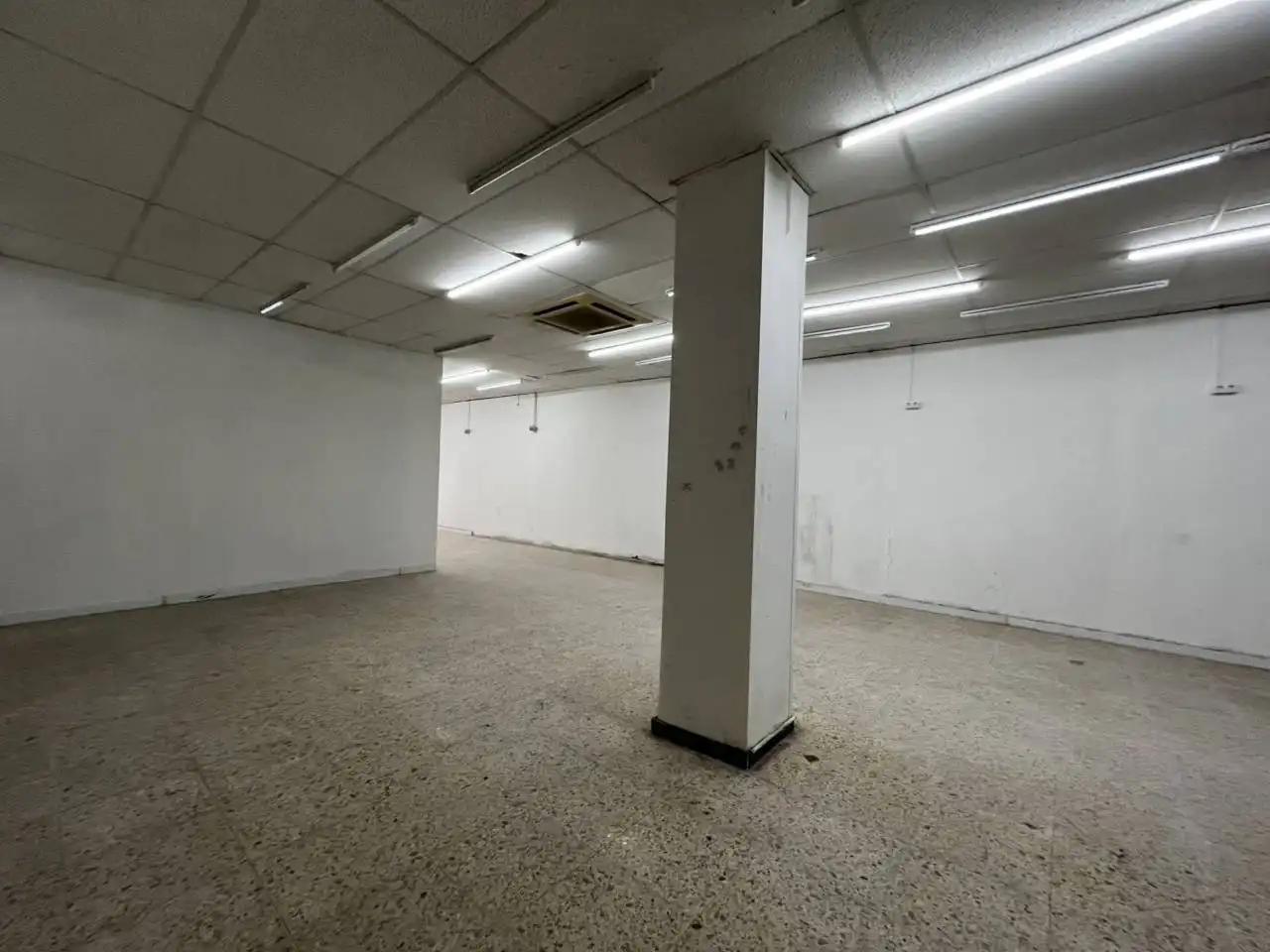 Local de lloguer a Calle Coronel Sanfeliu, 54, Estruch - Eixample
