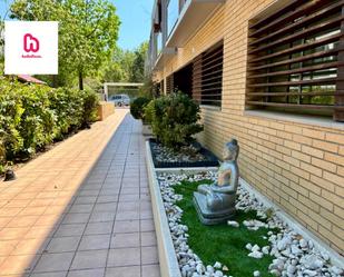 Jardí de Casa adosada en venda en Montornès del Vallès amb Aire condicionat, Terrassa i Piscina