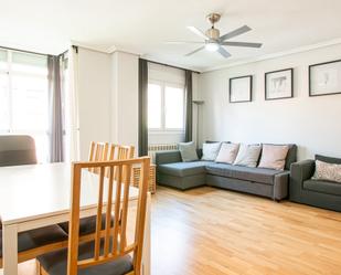 Sala d'estar de Apartament en venda en  Madrid Capital amb Balcó