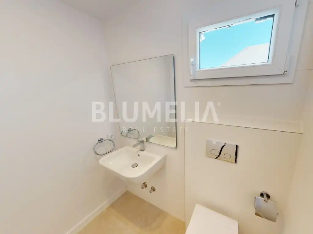 Badezimmer von Dachboden zum Verkauf in Oliva mit Klimaanlage, Heizung und Privatgarten