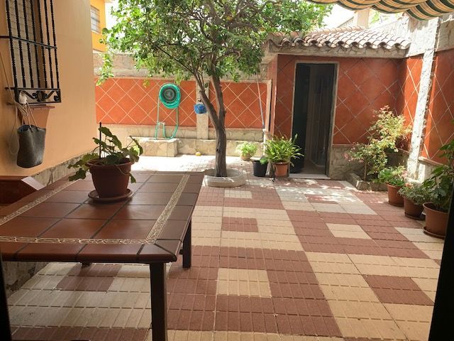 Terrace of House or chalet for sale in Algeciras  with Air Conditioner, Heating and Private garden