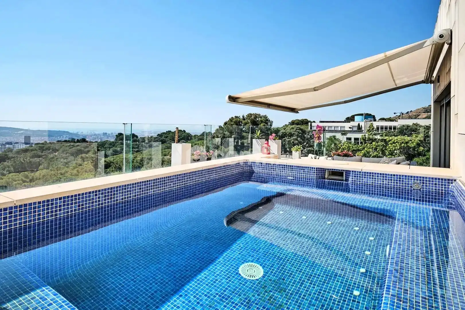 Schwimmbecken von Einfamilien-Reihenhaus zum Verkauf in Barcelona mit Klimaanlage, Heizung und Terrasse