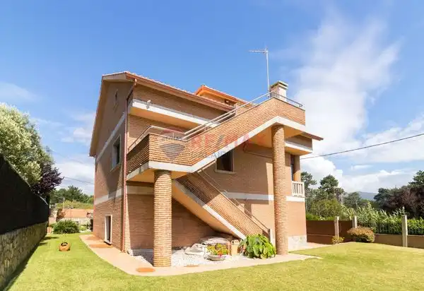Vista exterior de Casa o xalet en venda en A Guarda   amb Calefacció, Jardí privat i Parquet