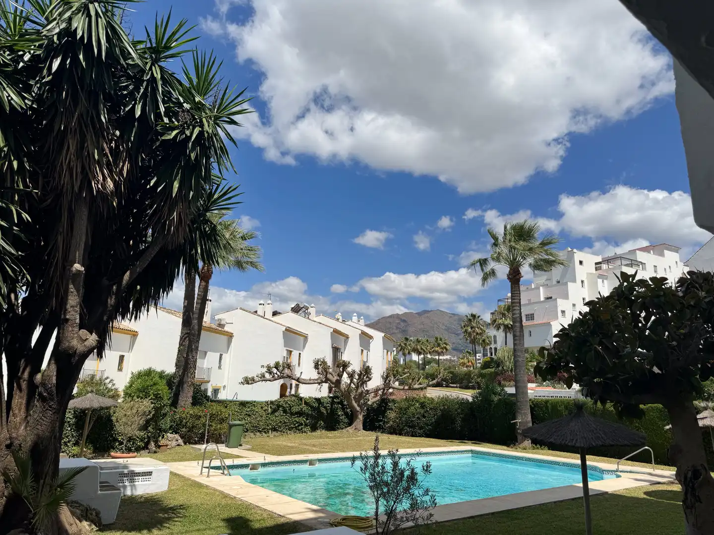 Vista exterior de Dúplex en venta en Estepona con Aire acondicionado, Terraza y Piscina