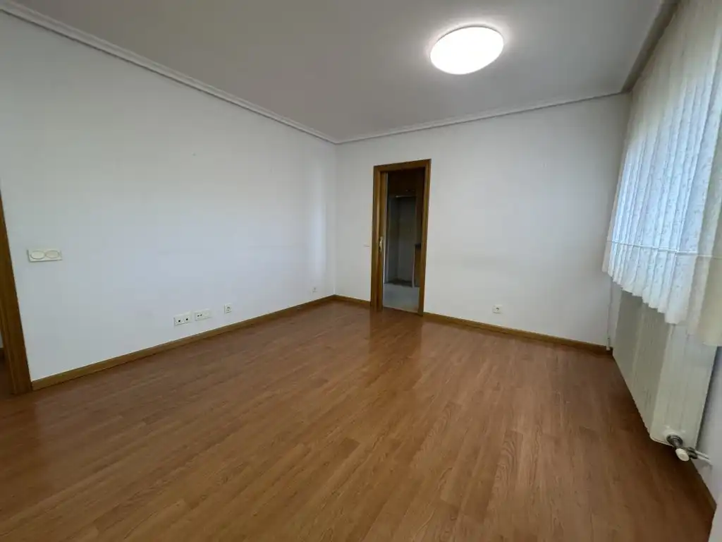 Habitación de Piso en venta en  Logroño con Calefacción, Parquet y Terraza