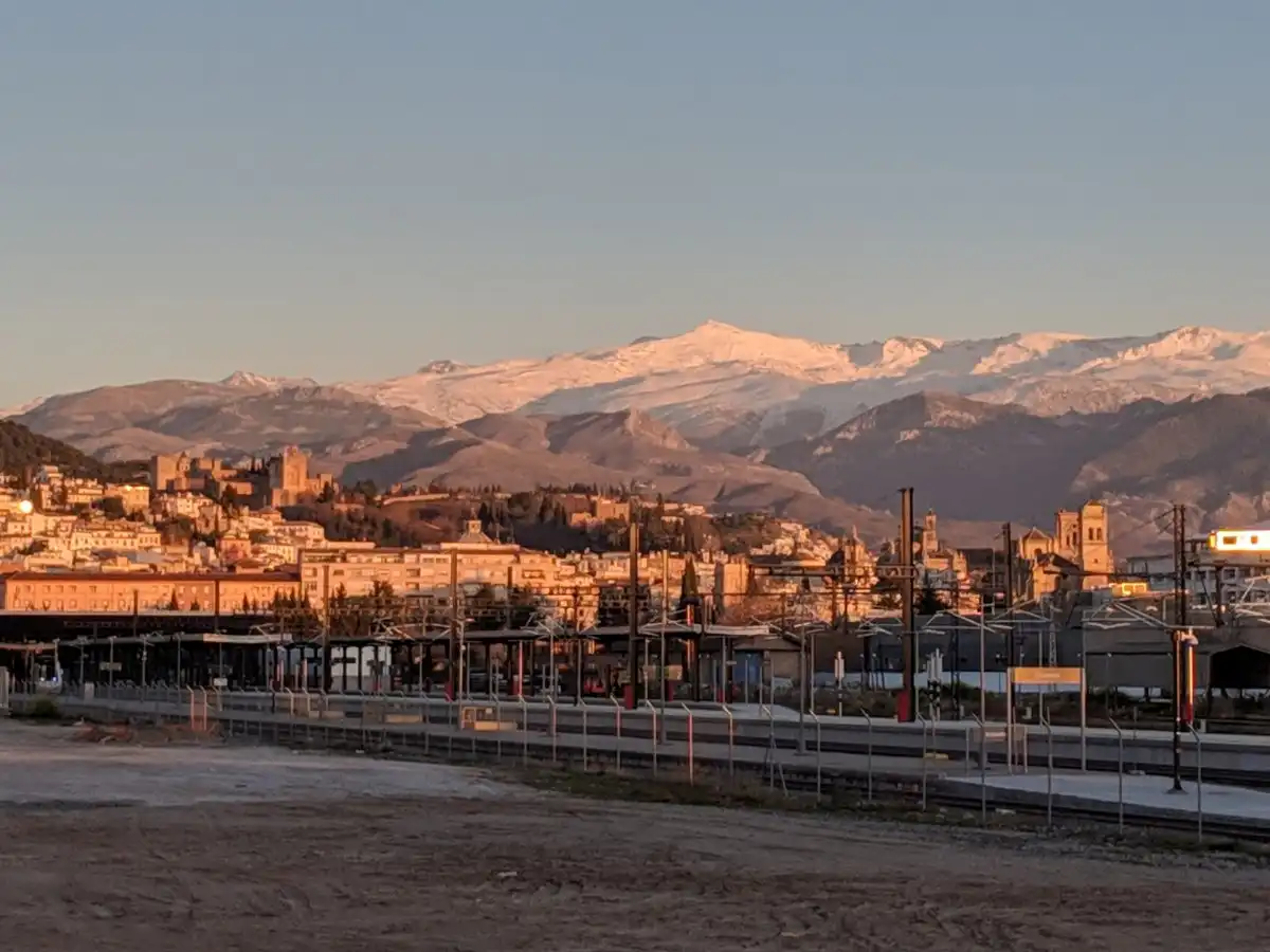 Vista exterior de Edifici en venda en Granada