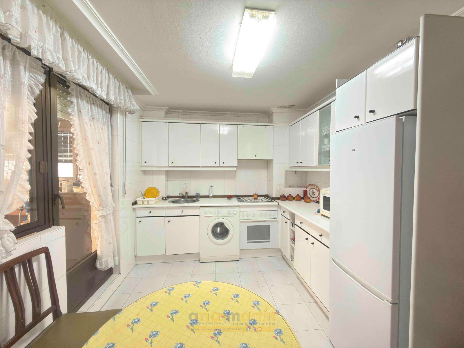 Cocina de Piso en venta en Salamanca Capital con Calefacción, Terraza y Trastero