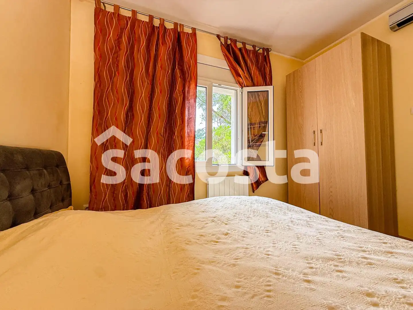 Schlafzimmer von Haus oder Chalet zum Verkauf in Lloret de Mar mit Klimaanlage, Heizung und Privatgarten