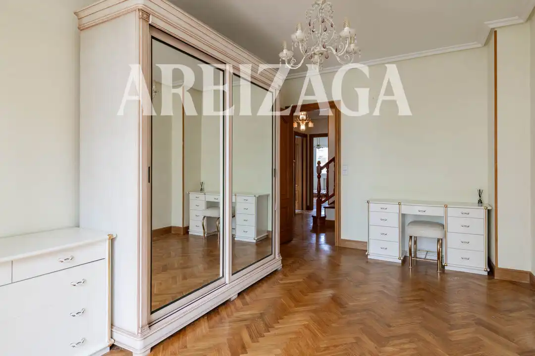 Dormitori de Casa o xalet en venda en Donostia - San Sebastián  amb Calefacció, Jardí privat i Terrassa