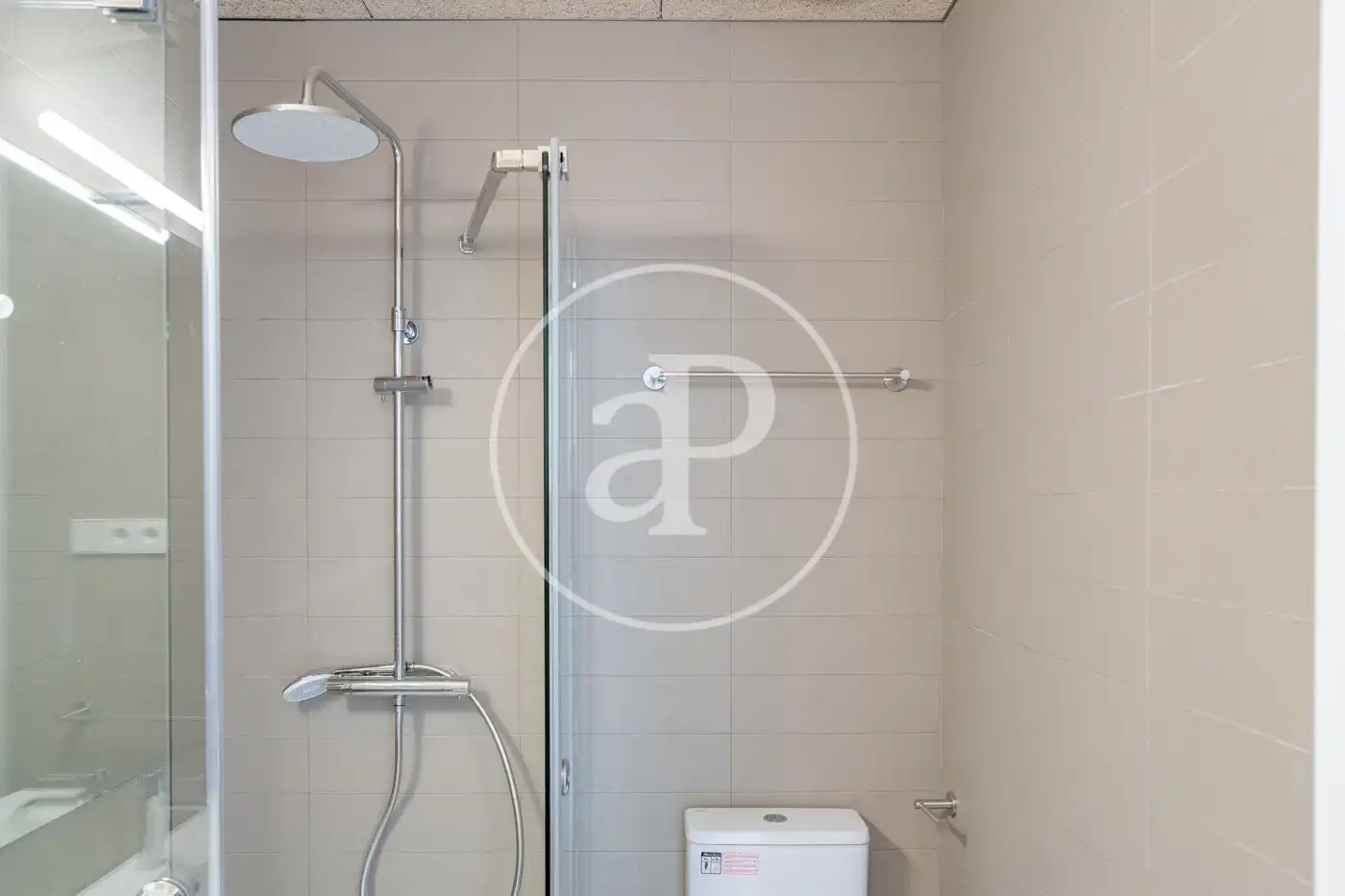 Baño de Piso de alquiler en Madrid con Aire acondicionado, Calefacción y Jardín privado