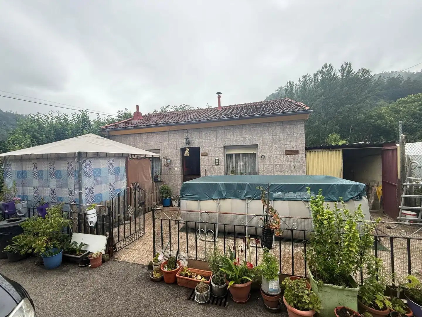 Vista exterior de Casa o xalet en venda en Mieres (Asturias) amb Terrassa, Piscina i Moblat