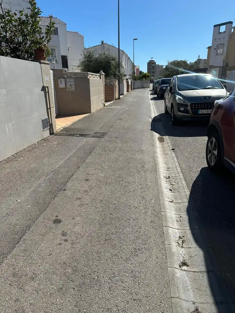 Parkplatz von Einfamilien-Reihenhaus zum Verkauf in Benicasim / Benicàssim mit Klimaanlage, Heizung und Terrasse