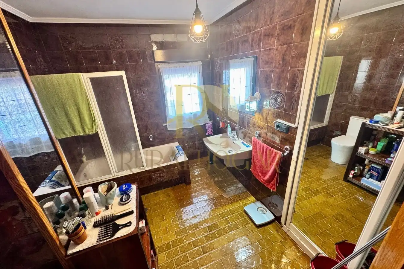 Bathroom of Commercial properties for sale in Villamanín  with Heating, Terrace and Furnished