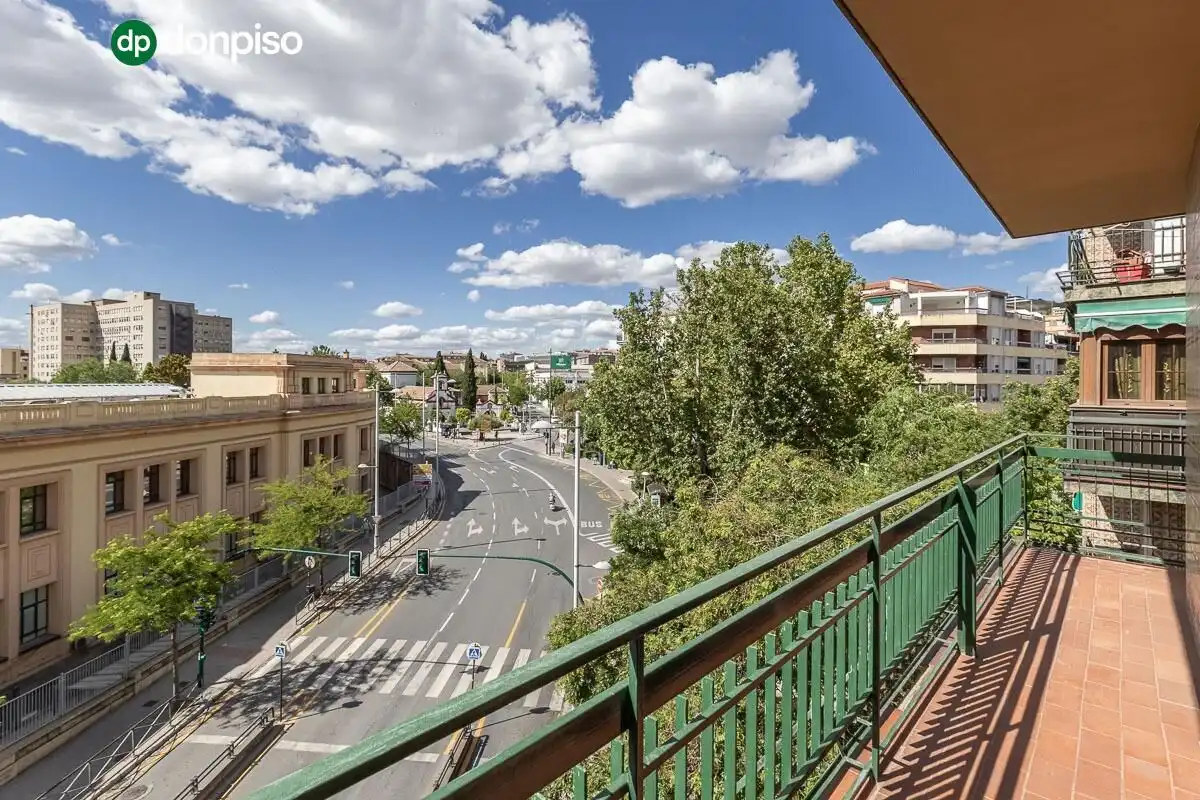 Vista exterior de Piso en venta en Granada con Aire acondicionado, Calefacción y Terraza