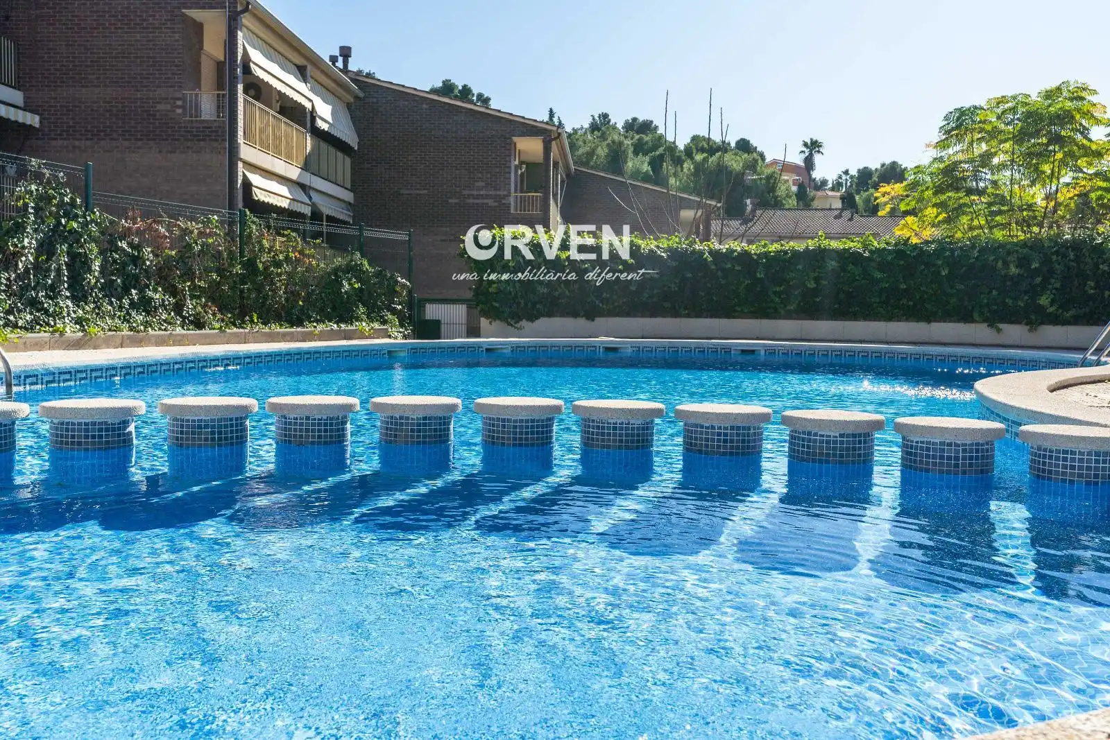 Schwimmbecken von Einfamilien-Reihenhaus zum Verkauf in Tarragona mit Klimaanlage, Heizung und Terrasse