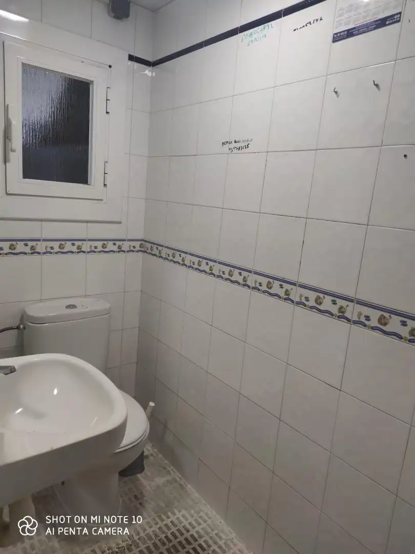 Baño de Local en venta en Cornellà de Llobregat con Aire acondicionado