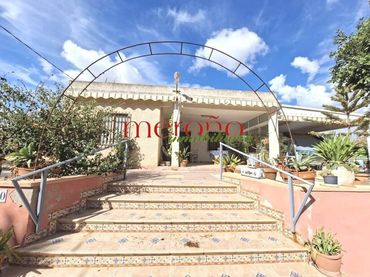 Casa amb piscina en venda a Jubalcoi
