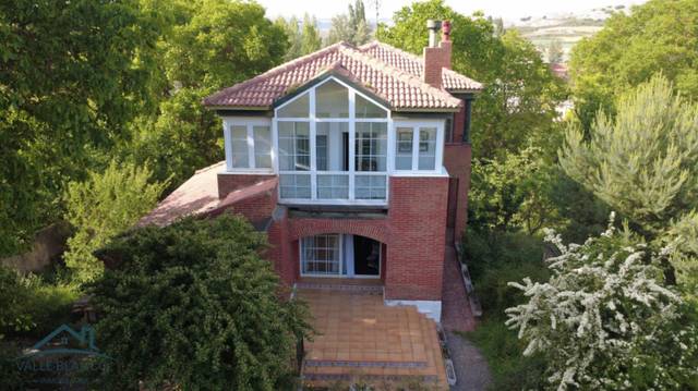 Casa-chalet en Venta en Valle de Valdelucio