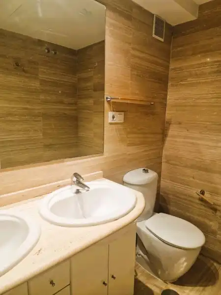 Bathroom of Flat for sale in Madrid  with Air Conditioner, Heating and Parquet flooring