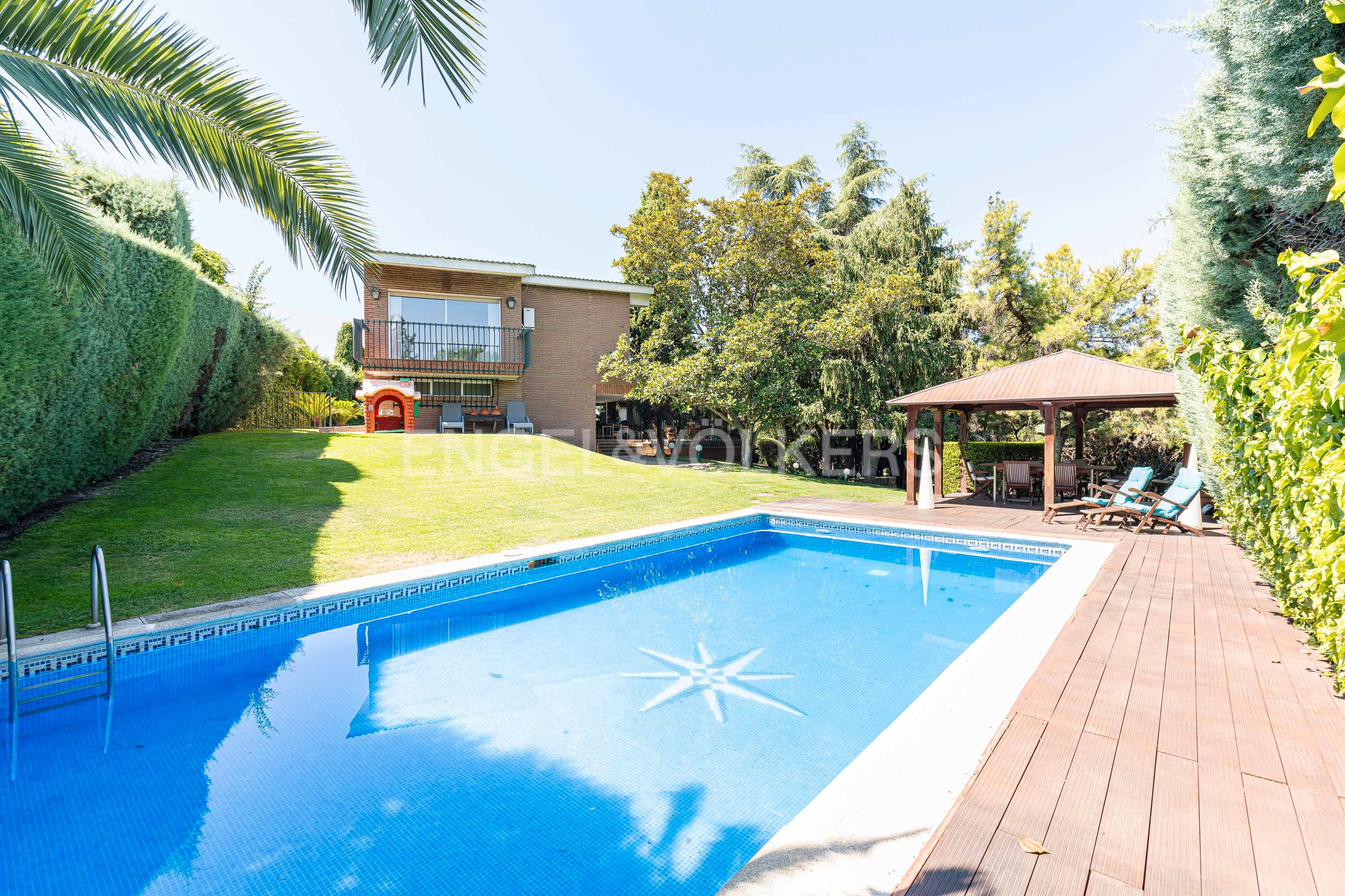 Piscina de Casa o xalet en venda en Majadahonda amb Aire condicionat, Calefacció i Jardí privat