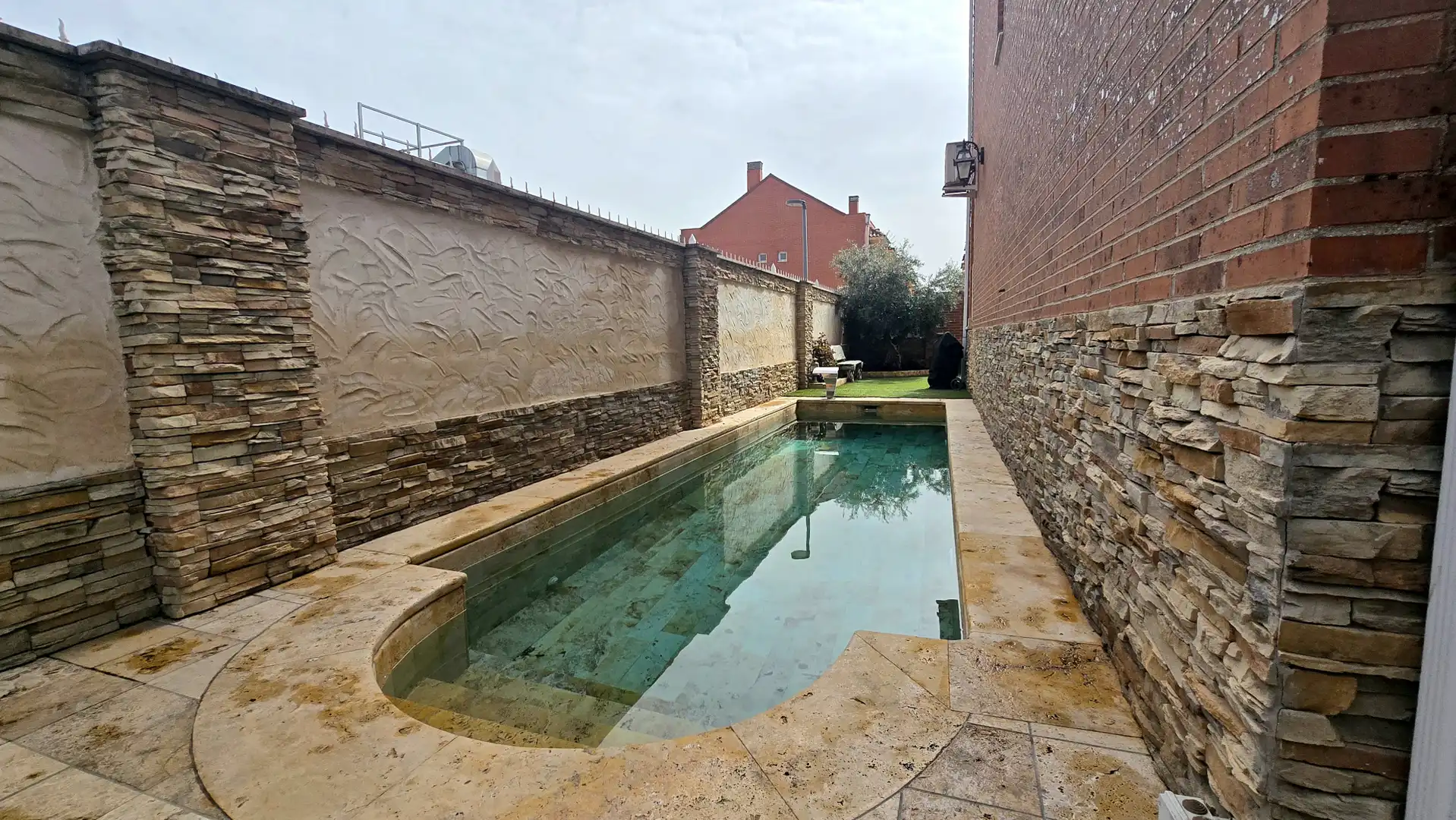 Piscina de Casa adosada en venta en Alcalá de Henares con Aire acondicionado, Calefacción y Jardín privado