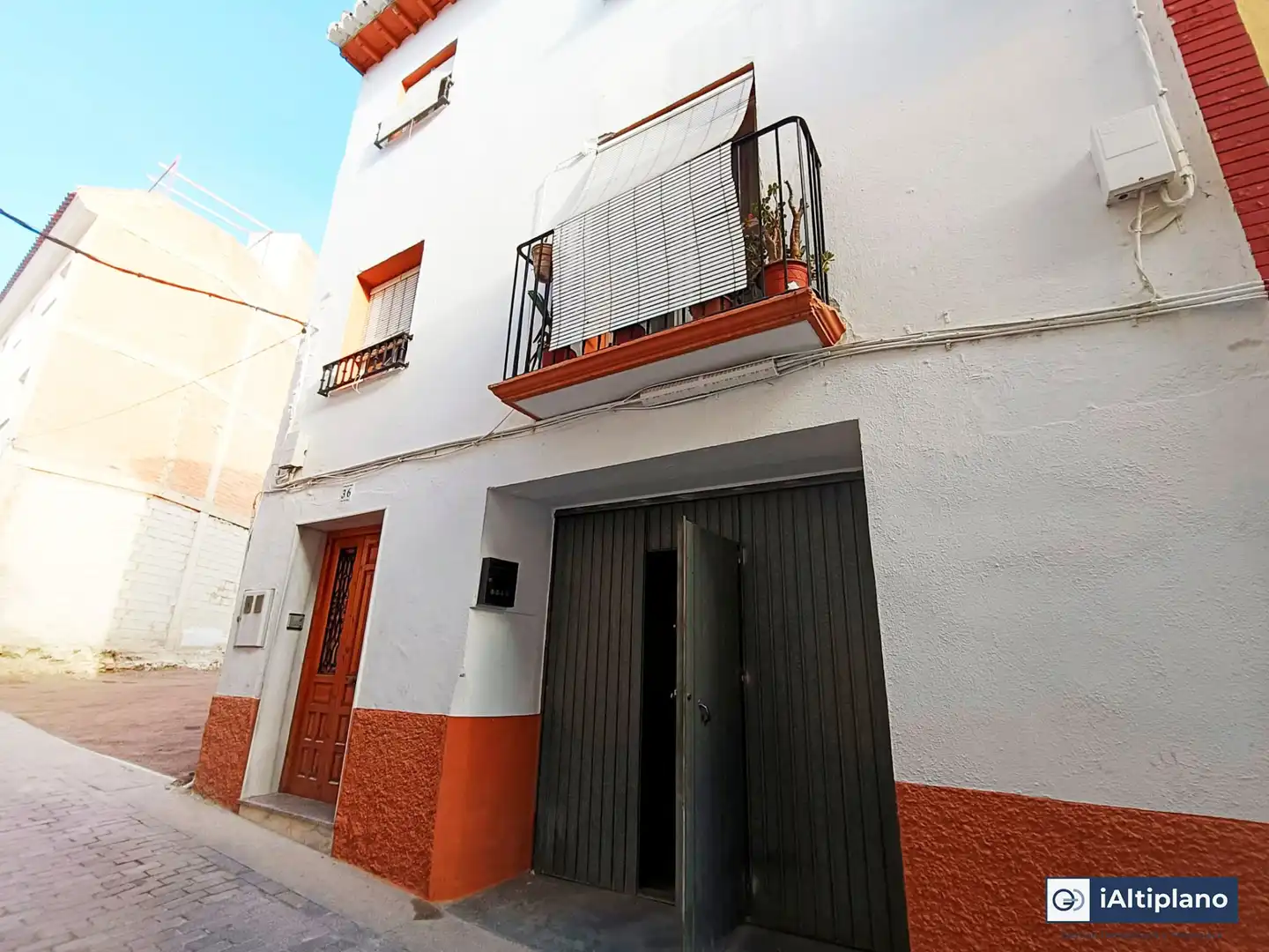 Vista exterior de Casa adosada en venta en Baza con Calefacción, Terraza y Amueblado