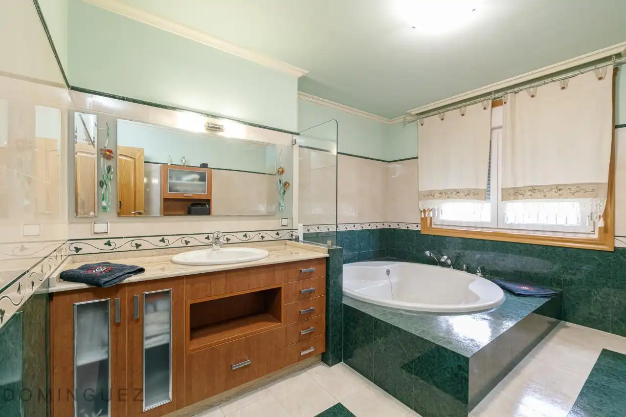 Baño de Casa o chalet en venta en Vigo  con Calefacción, Jardín privado y Parquet