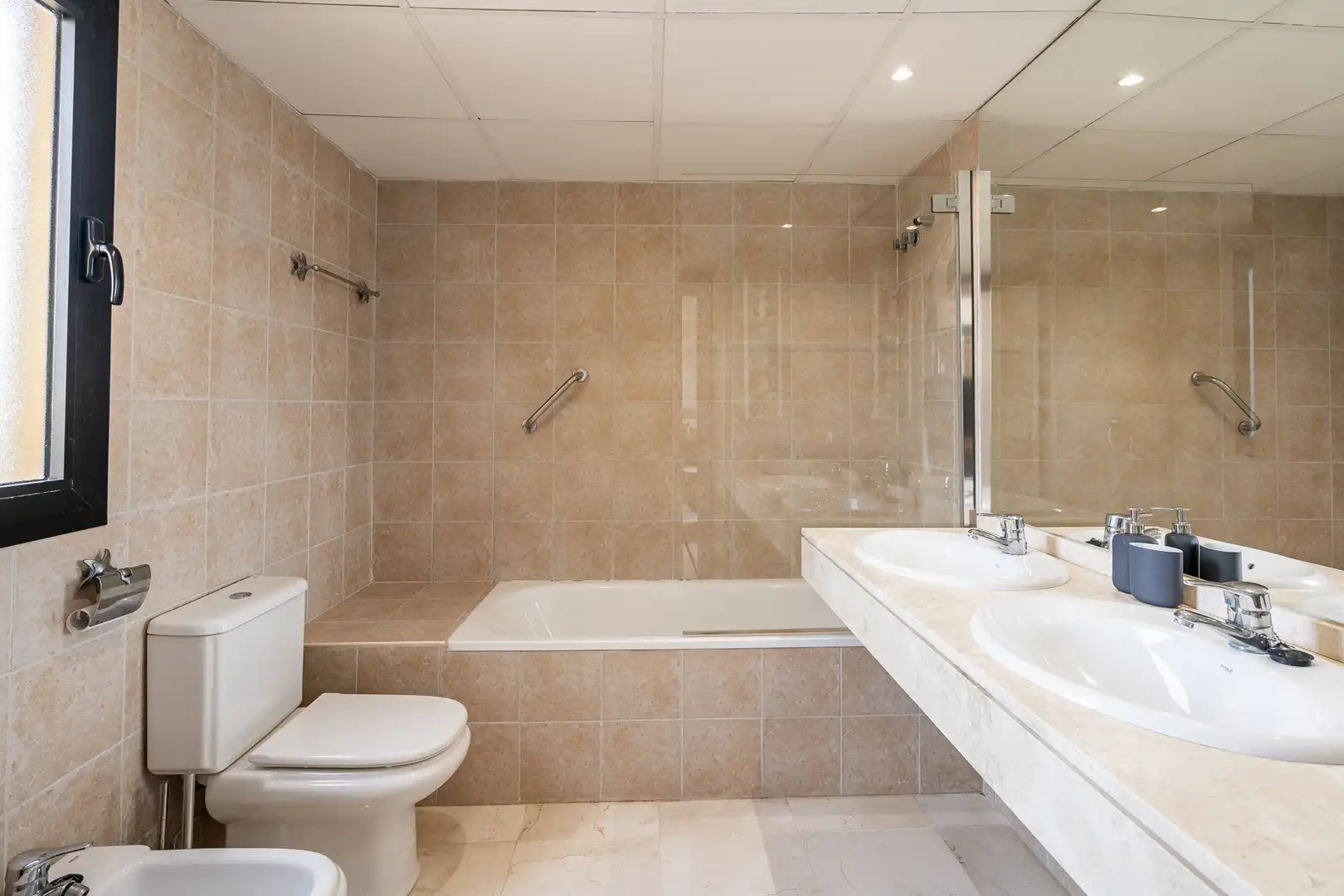 Badezimmer von Maisonette zur Miete in Estepona mit Klimaanlage, Heizung und Terrasse
