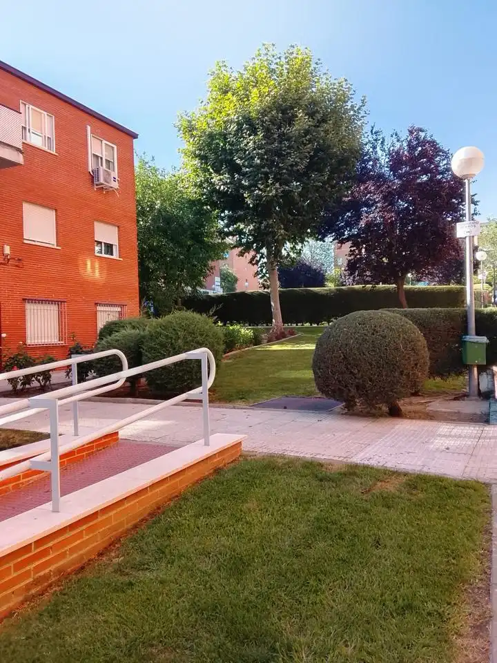 Vista exterior de Piso en venta en Alcobendas con Calefacción y Piscina comunitaria