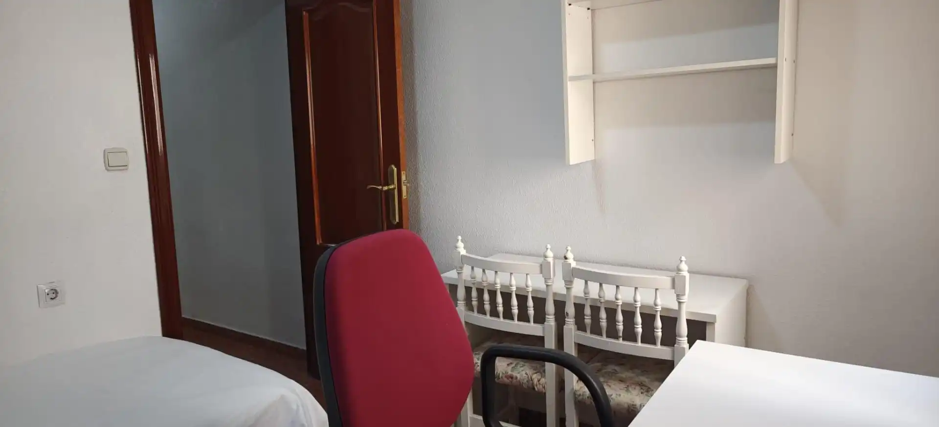 Dormitori de Pis de lloguer en Granada amb Aire condicionat, Moblat i Balcó